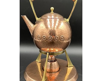 Hervidor de agua antiguo WMF Spirit con base de cobre martillado y latón, y calentador de té/café Sterno.