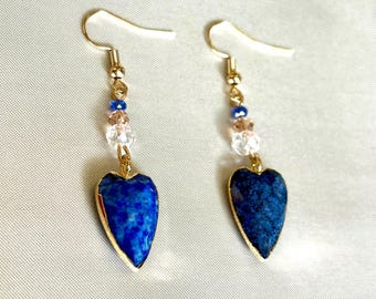 Blaue Lapis Herz Ohrringe mit facettierten Akzent Perlen