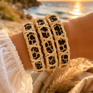 Bracciale rigido leopardato intrecciato a mano, gioiello boho di tendenza, gioiello leggero in fibra artistica