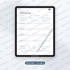 Op de afbeelding: Een zwarte tablet met een digitaal SOAP-voortgangsnotitieformulier met velden voor cli&euml;ntgegevens, sessiedetails en klinische secties genaamd Subjective, Objective, Assessment en Plan, vergezeld van een stylus die op het scherm rust.