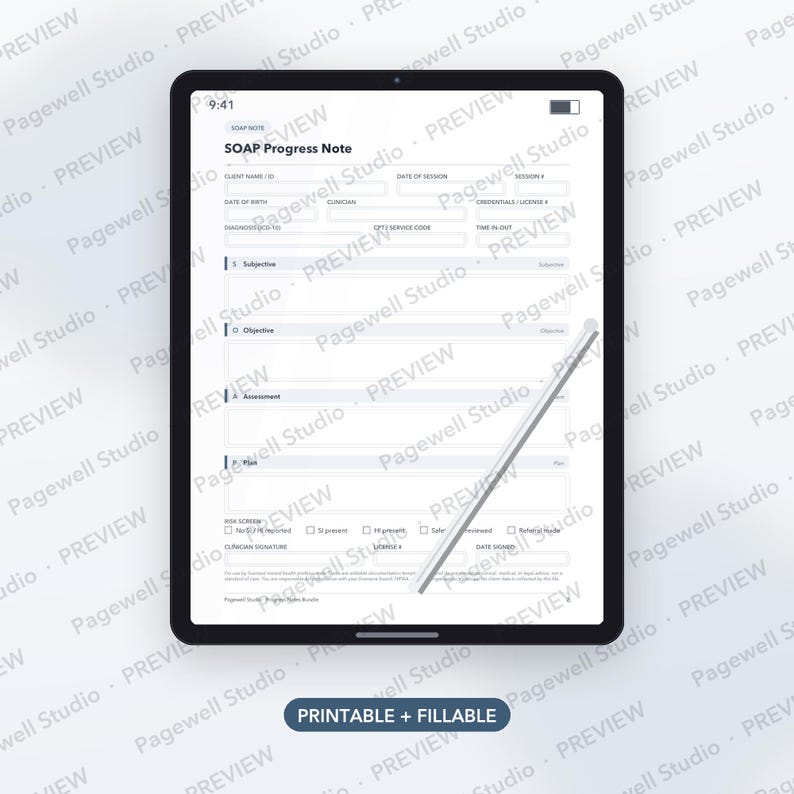 Op de afbeelding: Een zwarte tablet met een digitaal SOAP-voortgangsnotitieformulier met velden voor cli&euml;ntgegevens, sessiedetails en klinische secties genaamd Subjective, Objective, Assessment en Plan, vergezeld van een stylus die op het scherm rust.