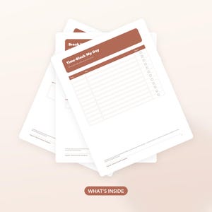 Op de afbeelding: Een stapel witte plannerbladen met terracotta-kleurige koppen. Het bovenste blad bevat de tekst Time-Block My Day, een subkop, kolommen voor tijd en plan, en een checklist. Onderaan de pagina staat kleine tekst.