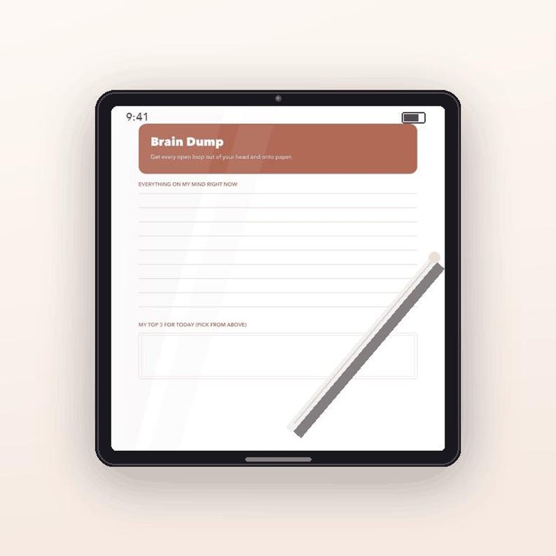 Op de afbeelding: Een digitale tablet met een Brain Dump plannerpagina met een roestkleurige koptekst, gelinieerde secties voor notities en een vak voor de top drie taken. Een grijze en witte stylus ligt diagonaal over het scherm, dat de tijd 9:41 toont.
