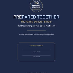 以下が含まれることがあります： ダークブルーのバインダーの表紙。タイトルは「Prepared Together The Family Disaster Binder」。テキスト「Build Your Emergency Plan Before You Need It」、Family NameとDate Startedの記入欄があり、作成者としてJason Thompson, MSESと記載されています。