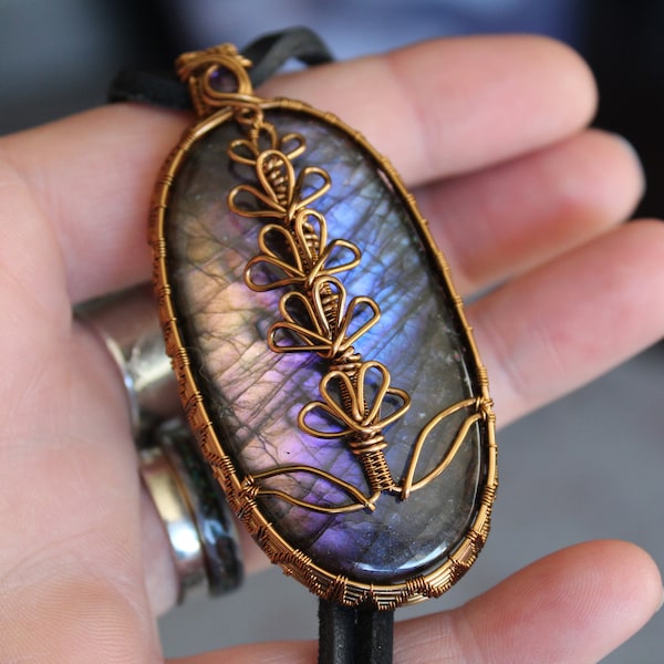 Wire Wrapped paarse labradoriet lavendel hanger met Amethist aan een zwart lederen ketting