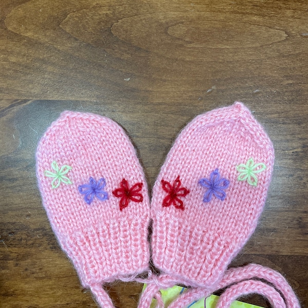Baby girl hand knit mittens No Thumb  with string  size 6-12 months olds mittens, baby girl. Pink Mittens with Flowers.