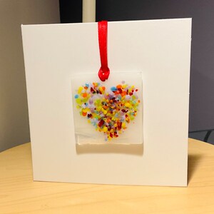 Tarjeta de felicitación de vidrio fundido - Corazón arcoíris colgante