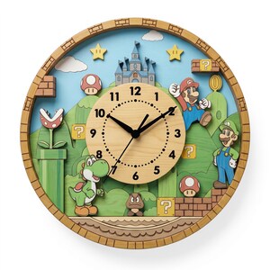 Pode incluir: Um relógio de parede redondo de madeira com uma cena em camadas do Super Mario, apresentando Mario, Luigi, Yoshi, um castelo e blocos de interrogação. O mostrador é de madeira clara com números pretos de 1 a 12 e ponteiros pretos.