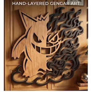 Op de afbeelding: Een met de hand gelaagd houten wandkunstwerk met het personage Gengar, met één kant in natuurlijk licht houtnerf en de andere kant in donkere, wervelende gelaagde uitsparingen. De tekst HAND-LAYERED GENGAR ART staat bovenaan het kunstwerk.