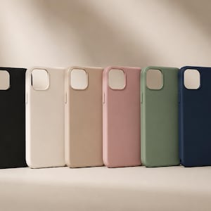 Puede incluir: Un conjunto de seis fundas rectangulares para smartphone dispuestas en fila, con un acabado mate liso. Los colores de izquierda a derecha son negro, blanco roto, beige, rosa empolvado, verde salvia y azul marino, con recorte cuadrado.