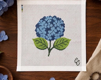 Blauwe hortensia op canvas | Handgeschilderd canvas met 13 mazen | Borduurpatroon voor beginners | Bloemen in cottagetuin-stijl | 6x6 cm (afgewerkt ontwerp)