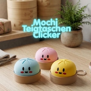 Könnte beinhalten: Drei runde Mochi Teigtaschen Clicker Spielzeuge in Hellblau, Rosa und Gelb, jedes mit einem lächelnden Gesicht und roten Wangen. Die Spielzeuge stehen auf kleinen braunen runden Sockeln, mit dem Text Mochi Teigtaschen Clicker darüber.