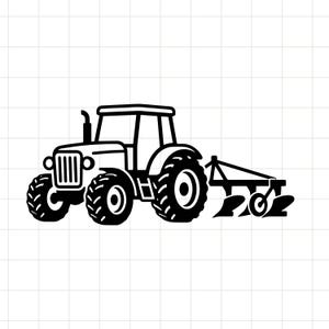 Op de afbeelding: Een zwart-witte grafische illustratie van een landbouwtrekker die een ploeg trekt. De tractor is voorzien van grote banden met profiel, een verticale uitlaat en een cabine. De aangekoppelde ploeg bevindt zich aan de rechterkant.