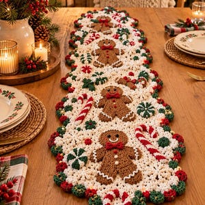Puede incluir: Un camino de mesa de ganchillo largo y rectangular con una base blanca de patrones de copos de nieve, decorado con hombres de jengibre marrones, bastones de caramelo rojos y blancos, y caramelos de menta verdes y blancos, con borde festoneado.