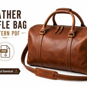 Può includere: Una borsa da viaggio in pelle marrone con due manici superiori, una tracolla rimovibile e finiture in metallo dorato. Il testo LEATHER DUFFLE BAG PATTERN PDF e Instant Digital Download sono visibili accanto a un'icona PDF su sfondo bianco.