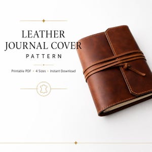 Op de afbeelding: Een bruine lederen omslag voor een dagboek met een wikkel-sluiting. De tekst luidt: LEATHER JOURNAL COVER PATTERN, Printable PDF, 4 Sizes, Instant Download. Een klein lederen icoon staat onder de tekst op een witte achtergrond.