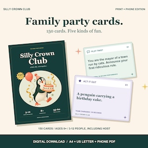 Op de afbeelding: Een Silly Crown Club familiekaartspelset met een donkergroene doos met een pinguïn die een verjaardagstaart vasthoudt, naast twee spelkaarten. Eén kaart leest Plot Twist, de andere Act It Out, met tekst over een pinguïn en een burgemeester.