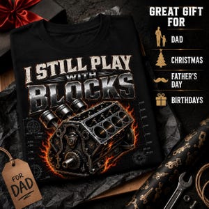 Jag leker fortfarande med klossar, mekaniker, PNG | Rolig mekanikerpresent | Motorblock-T-shirt | Bilmekaniker-T-shirt | Bilkillepresent | Present till pappa