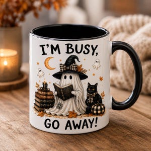 Grappige Halloween-spookmok, 'Ik ben druk, ga weg'-koffiemok voor boekenliefhebbers, heksenachtige lezer met zwarte kat als cadeau, mok met zwart handvat