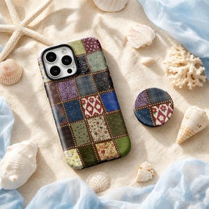 Puede incluir: Una funda rectangular para smartphone y un soporte circular para teléfono con un diseño de patchwork de varios patrones de tela florales, de cuadros y lisos en tonos verde, azul, rojo y blanco, separados por finas líneas de puntos blancas.
