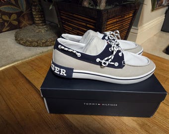 Zapatos náuticos Tommy Hilfiger TM color gris claro, azul marino y blanco con plantillas de espuma viscoelástica, cordones azul marino y blancos, talla 12 M, nuevos en caja.
