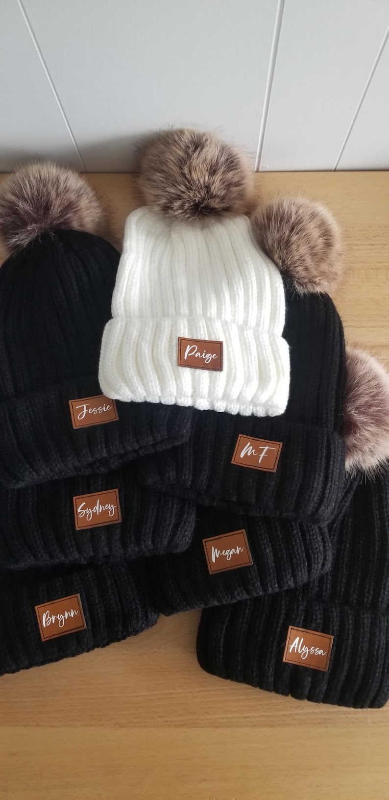 Gorro personalizado para adultos, gorro para despedida de soltera, gorro con iniciales o para el novio, gorro con parche de cuero, gorro de invierno para damas de honor y padrinos. imagen 1