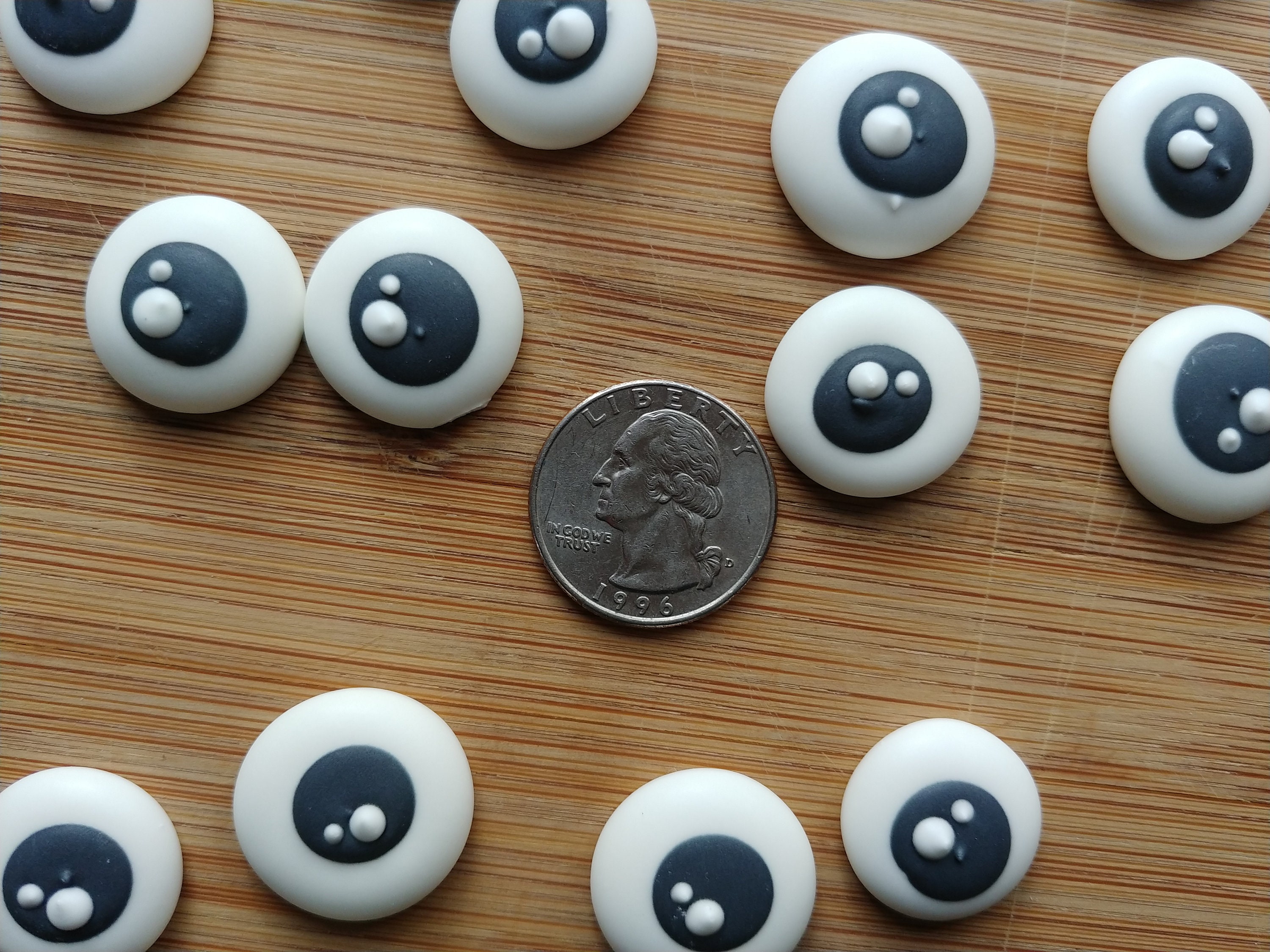 Made to Order 1 dozen royal icing eyes 3/4 inch Sugar flowers
