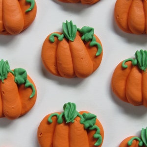 Made to order | 1 dozen large royal icing pumpkins | 1.25 inches | Sugar flowers fondant flowers | Edible cake decorations | Cupcake toppers