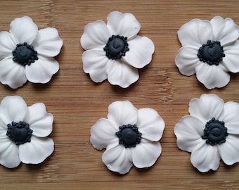 Six white royal icing anemone flowers - 6 pieces | 1.5 inches | Sugar flowers fondant flowers | Edible cake decorations | Cupcake toppers