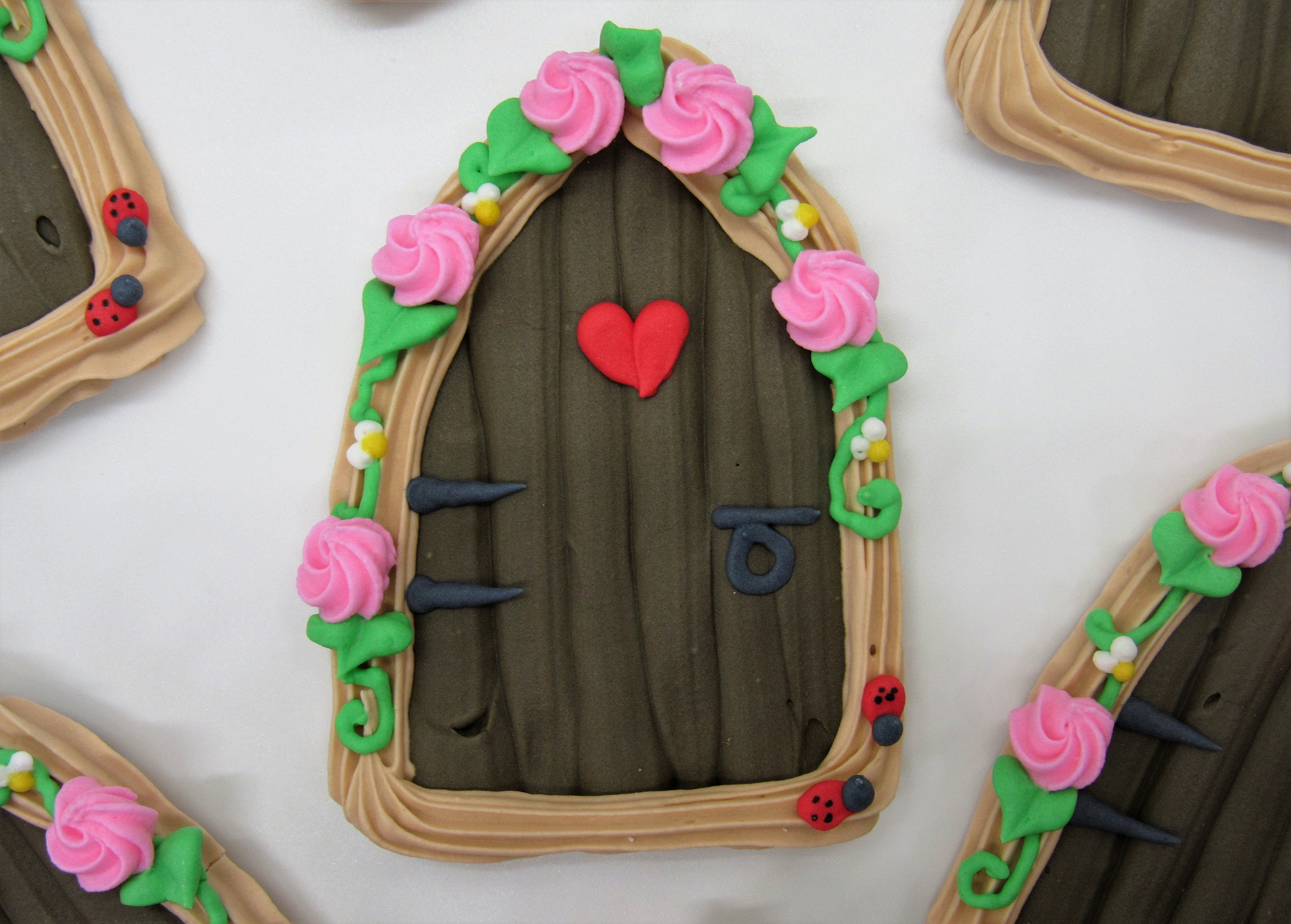 Royal icing fairy door | 1 door | 3 inches tall | Fairy cake | Edible cake decorations | Cupcake toppers