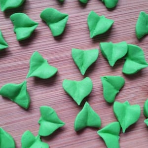 Made to order | 30 royal icing leaves | 1/2 inch | Sugar flowers fondant flowers | Edible cake decorations | Cupcake toppers