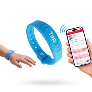 Könnte beinhalten: Ein leuchtend blaues medizinisches Notfallarmband aus Silikon mit dem eingeprägten Wort Tap auf der Vorderseite. Das Armband verfügt über eine Reihe von Einstelllöchern und einen Metalldruckknopf. Ein Smartphone zeigt ein Notfallprofil.