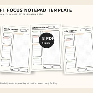 Könnte beinhalten: Ein Notizblock-Vorlagenset mit dem Titel SOFT FOCUS NOTEPAD TEMPLATE mit drei druckbaren Seiten auf Deutsch, Englisch und Italienisch. Jede Seite enthält ein Punktraster, Aufgabenfelder und Pastellakzente. Ein schwarzes Abzeichen zeigt 8 PDF-Dateien an.