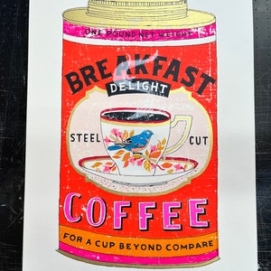 以下が含まれることがあります： 「BREAKFAST DELIGHT COFFEE」の文字が大きく書かれた、レトロなスタイルのコーヒー缶のプリント。 赤色の缶に金色のアクセントがあり、青い鳥の描かれたティーカップが特徴的です。「ONE POUND NET WEIGHT」の文字が見えます。