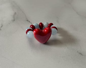 Ring met blauwe aquamarijn en koraal en keramisch hartje | Handgemaakte kralenring