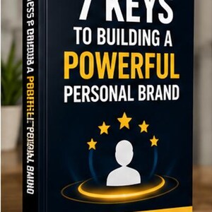 Könnte beinhalten: Ein dunkelblaues Buch mit dem Titel 7 Keys to Building a Powerful Personal Brand in weißer und gelber Schrift. Das Cover zeigt eine weiße Silhouette einer Person unter fünf gelben Sternen und einem gelben Lichtkreis, mit dem Untertitel Build Influence. Earn Trust. Attract Opportunities. am unteren Rand.