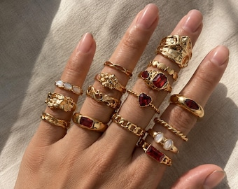 Set di anelli vintage, gioielli color oro con pietre rosso intenso e dettagli a forma di cuore