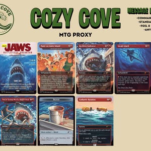 Op de afbeelding: Een verzameling van zeven aangepaste Magic: The Gathering proxykaarten met Jaws-thema illustraties. De kaarten tonen diverse scènes, waaronder een haai, een emmer bloed en oceaanbeelden. Tekst bevat Cozy Cove, MTG Proxy en Message for Details.