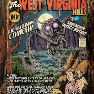 Peut inclure: Une couverture de bande dessinée intitulée Tales From The West Virginia Hills représentant une grande créature ailée aux yeux violets brillants, une pleine lune et deux personnages au premier plan. Le texte inclut The Mothman Cometh.