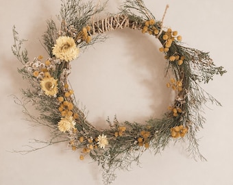 Couronne de vigne aux fleurs sauvages préservées