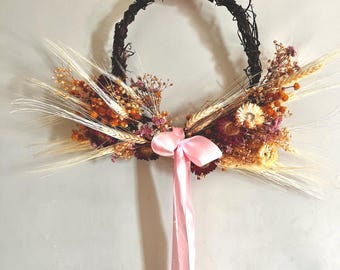 Couronne de blé doré et de fleurs séchées