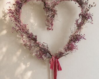 Couronne de fleurs séchées en forme de cœur rose
