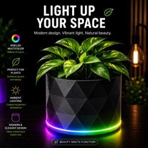 Puede incluir: Una maceta cilíndrica negra con una superficie geométrica facetada, que contiene una planta de hojas verdes. La base de la maceta cuenta con un anillo de luz LED RGB brillante. El texto en la imagen dice: LIGHT UP YOUR SPACE, BEAUTY MEETS FUNCTION.