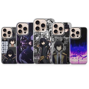 Op de afbeelding: Vijf smartphonehoesjes met illustraties van anime-personages. De ontwerpen bevatten zwart-wit mangapanelen, een figuur met een capuchon in een donkere mantel, een personage met donker haar in een uniform en een figuur omringd door paars licht.