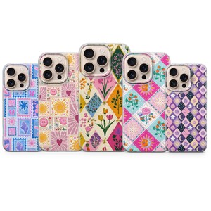 Könnte beinhalten: Fünf Smartphone-Hüllen in einer Reihe, jede mit einem eigenen farbenfrohen Muster. Die Designs umfassen blaue Briefmarken, rosa Sonnen und Herzen, gelb-grüne Blumenrauten, rosa-blaue Sonnen und Blumen sowie violette himmlische Formen.
