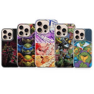 Könnte beinhalten: Fünf Smartphone-Hüllen mit Grafiken der Teenage Mutant Ninja Turtles. Die Designs zeigen verschiedene Charakterporträts, Comic-Panels mit Texten wie DONNIE und MIKEY sowie Actionszenen mit den Schildkröten in dunklen und hellen Umgebungen.