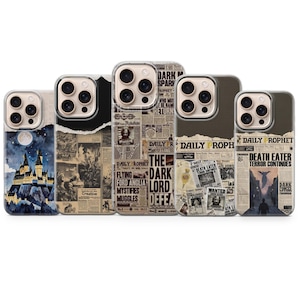 Könnte beinhalten: Fünf Smartphone-Hüllen mit Designs, die von einer Fantasy-Zauberwelt inspiriert sind. Die Hüllen zeigen Bilder eines Schlosses bei Nacht sowie Vintage-Zeitungsartikel mit Schlagzeilen wie Daily Prophet, Death Eater und The Dark Lord Defeated.
