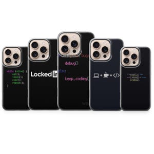 Può includere: Cinque cover nere per smartphone con vari grafici e testi a tema programmazione. I design includono frammenti di codice come while(alive), il testo Locked in, un'icona di un laptop più caffè uguale codice e istruzioni logiche colorate.