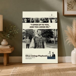 以下が含まれることがあります： クリーム色の背景に「Silver Linings Playbook」と書かれた長方形の映画ポスター。白黒の映画のワンシーン、引用文「I OPEN UP TO YOU, AND YOU JUDGE ME.」、黒い文字の映画タイトル、キャストとスタッフのクレジットが記載されています。