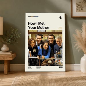 Puede incluir: Un póster vertical con el título How I Met Your Mother en texto negro sobre un fondo crema. Debajo del título hay una fotografía de cinco personas posando juntas. El año 2005 está impreso en la esquina inferior derecha del póster.